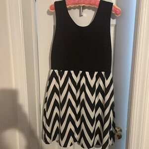 Stylish 41 Hawthorn Black and White Chevron Print Dress